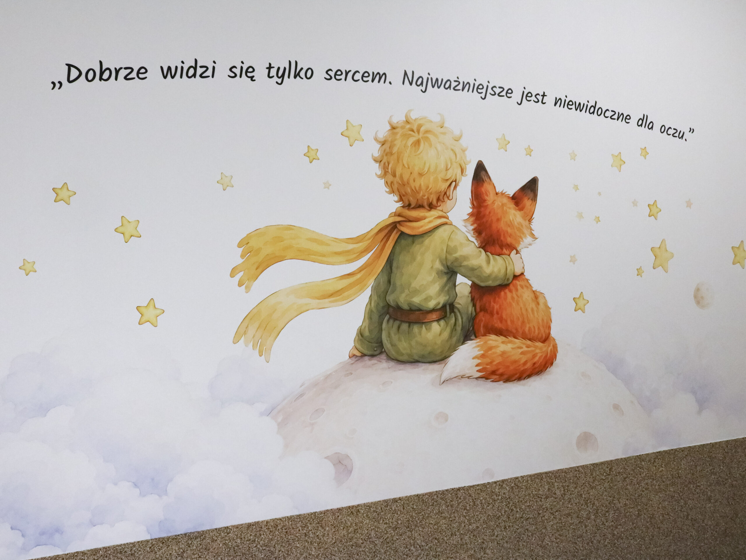 Mały Książę i Lis z cytatem na ścianie przedszkola