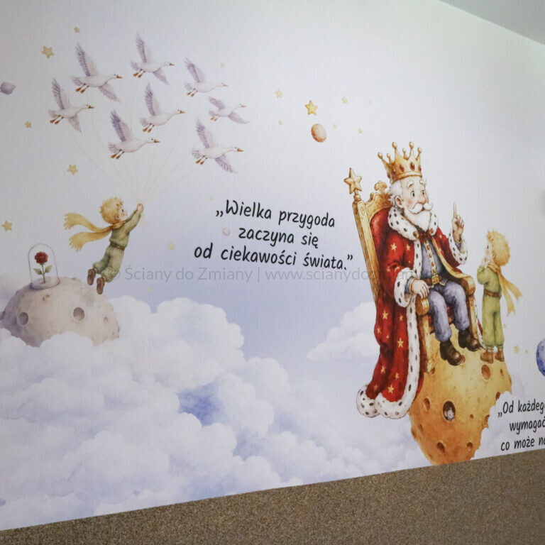 Mały Książę odlatujący z ptakami oraz spotykający Króla – wielkoformatowy druk UV na ścianie przedszkola.
