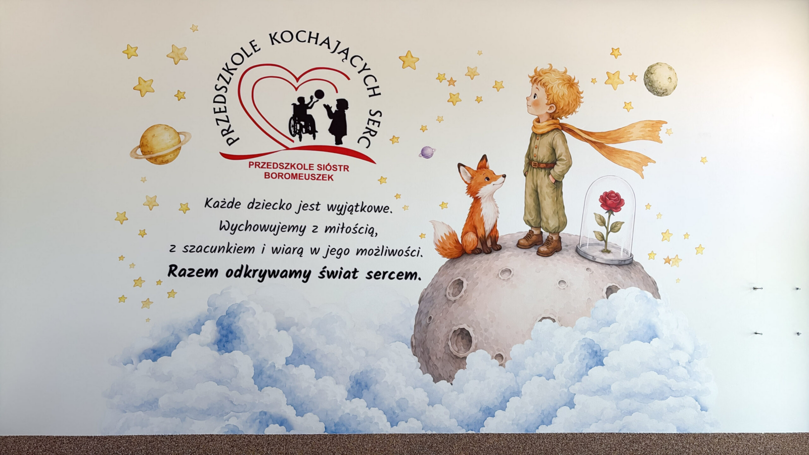 Zbliżenie na akwarelowy druk ścienny przedstawiający Małego Księcia, Lisa i Różę pod szklanym kloszem. Drukowanie na ścianie.