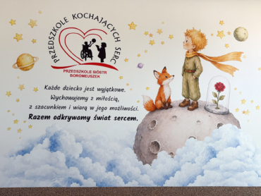 Zbliżenie na akwarelowy druk ścienny przedstawiający Małego Księcia, Lisa i Różę pod szklanym kloszem. Drukowanie na ścianie.