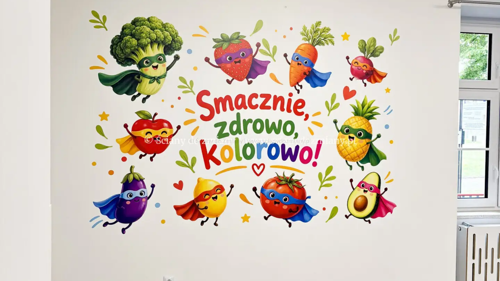 Kolorowy druk ścienny w stołówce szkolnej z warzywami i owocami w pelerynach superbohaterów.