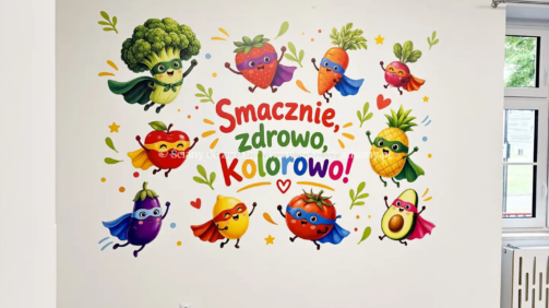 Kolorowy druk ścienny w stołówce szkolnej z warzywami i owocami w pelerynach superbohaterów.