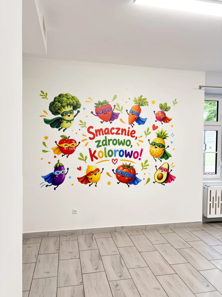 Kolorowy druk ścienny w stołówce szkolnej z warzywami i owocami w pelerynach superbohaterów.