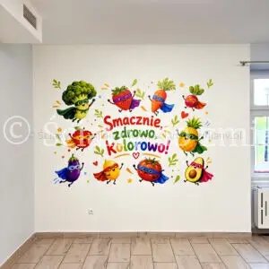 Kolorowy druk ścienny w stołówce szkolnej z owocami i warzywami oraz napisem „Smacznie, zdrowo, kolorowo!”