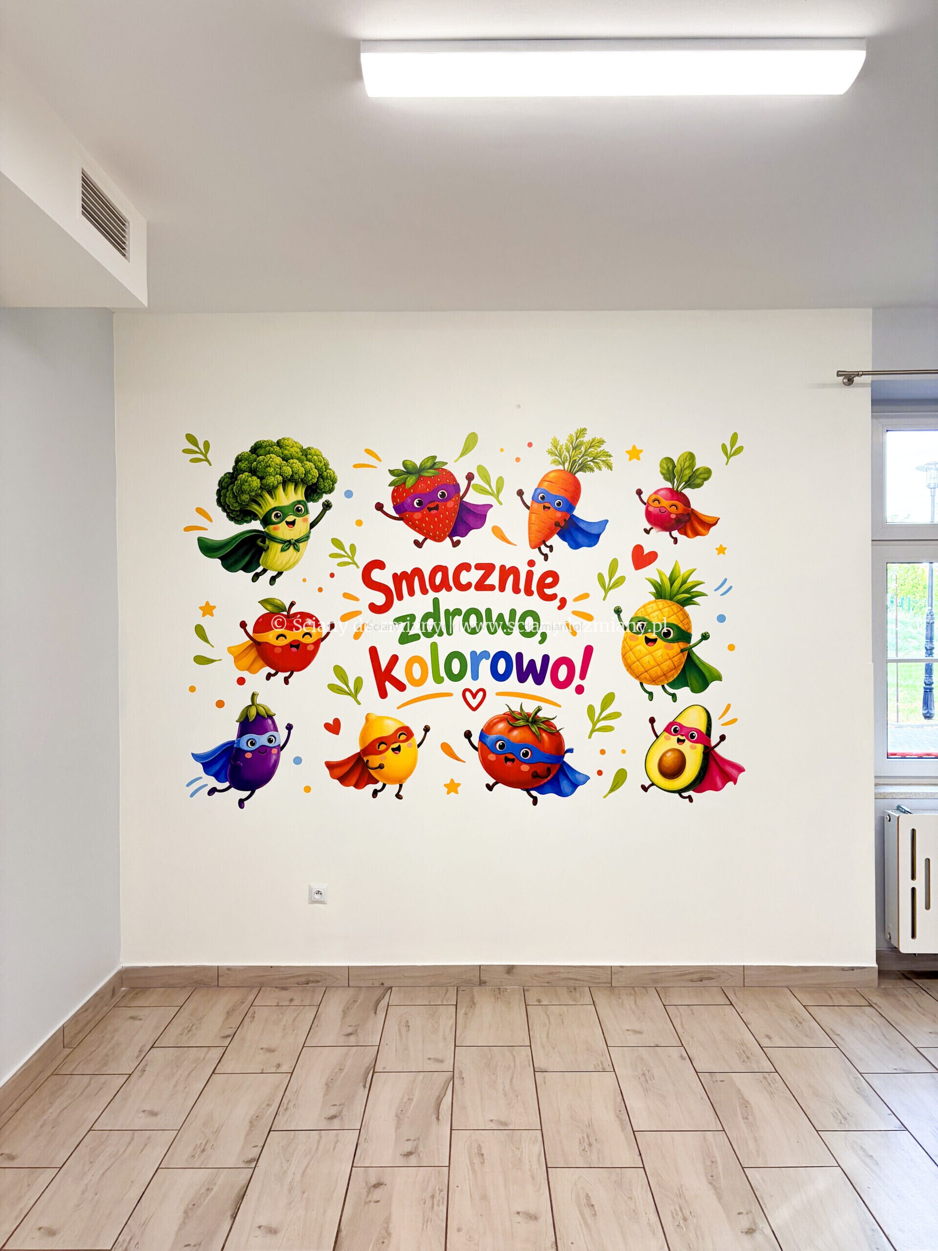 Aranżacja szkolnej stołówki z napisem Smacznie, zdrowo, kolorowo