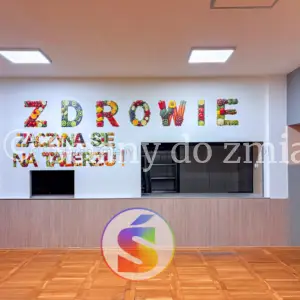 Napis „Zdrowie zaczyna się na talerzu” z owoców i warzyw na ścianie stołówki SP nr 4 w Świdnicy
