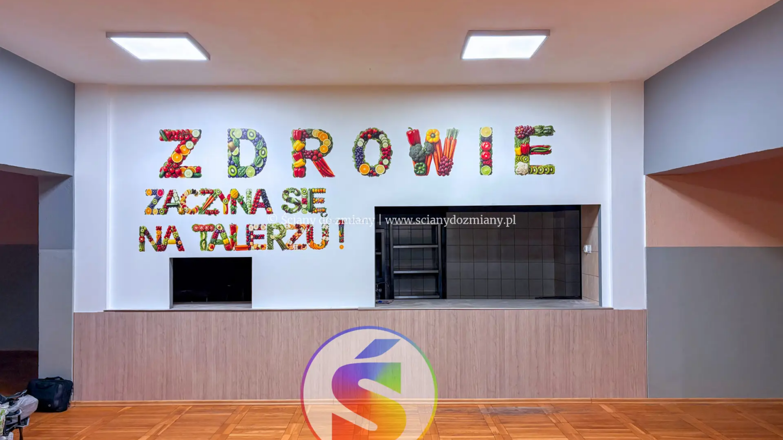 Napis „Zdrowie zaczyna się na talerzu” z owoców i warzyw na ścianie stołówki SP nr 4 w Świdnicy