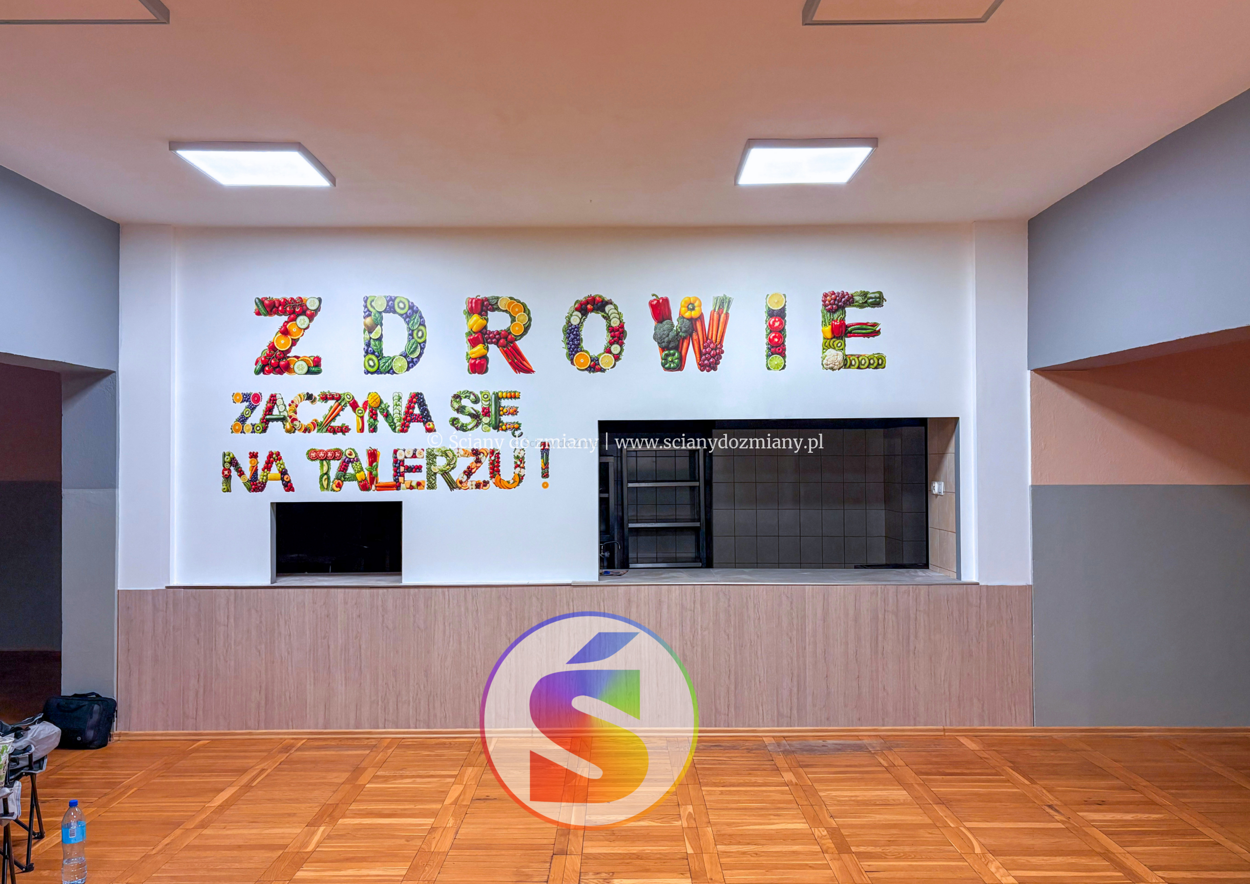 Druk ścienny w stołówce szkolnej w Świdnicy z kolorową kompozycją owoców i warzyw