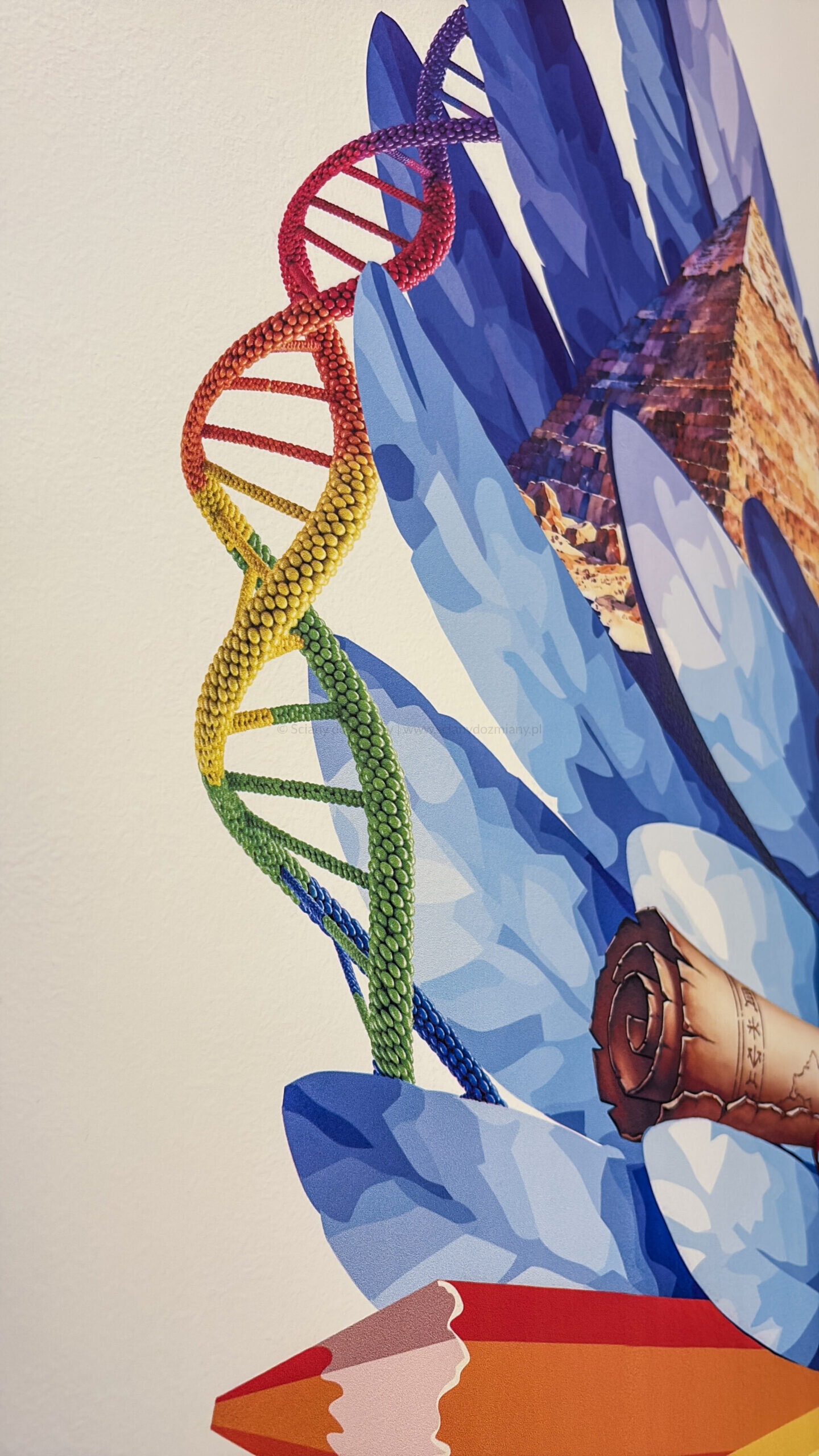 Detal skrzydeł z motywem DNA wykonany jako precyzyjny druk UV bezpośrednio na ścianie