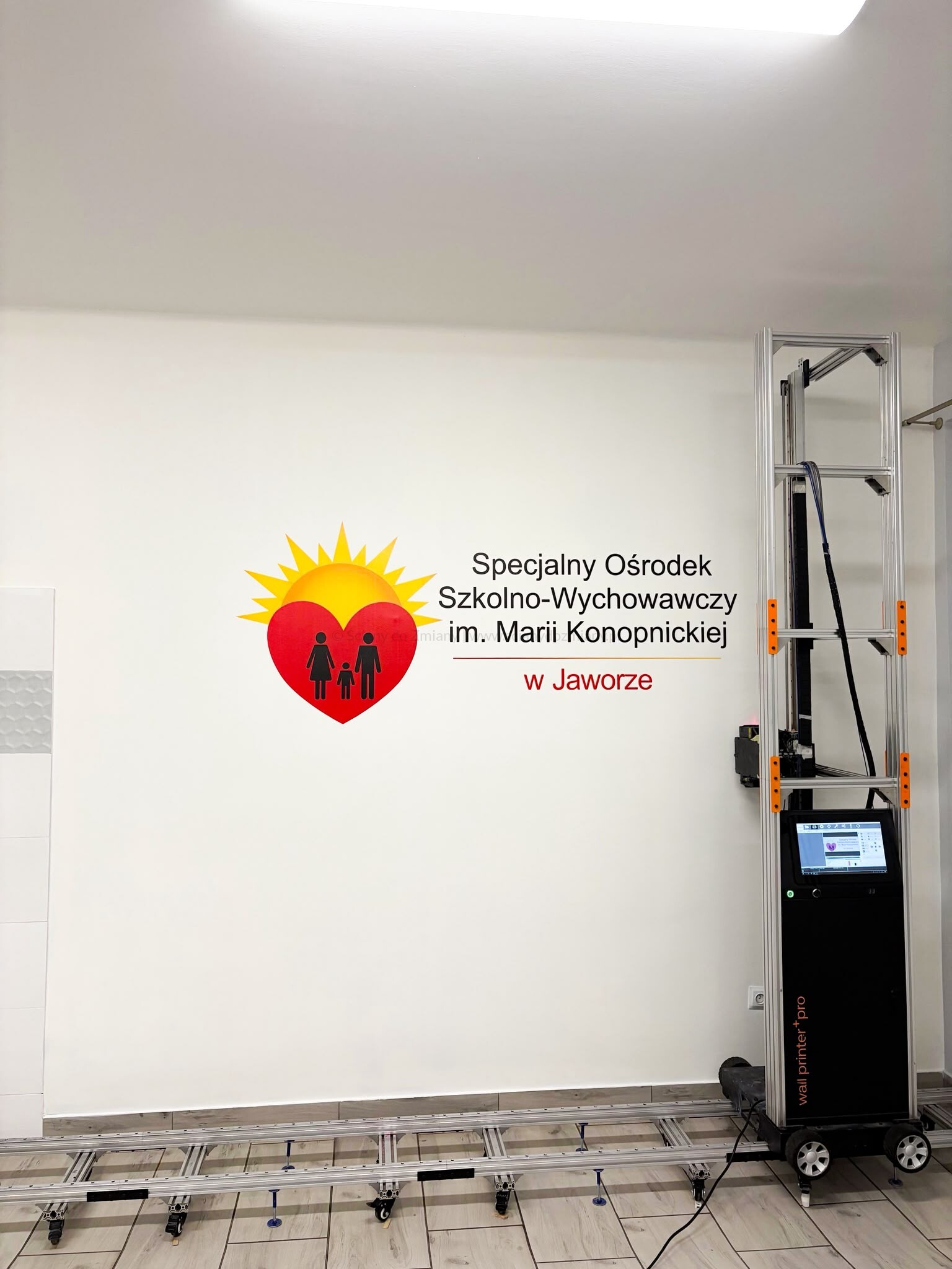 Logo SOSW im. Marii Konopnickiej w Jaworze wydrukowane bezpośrednio na ścianie