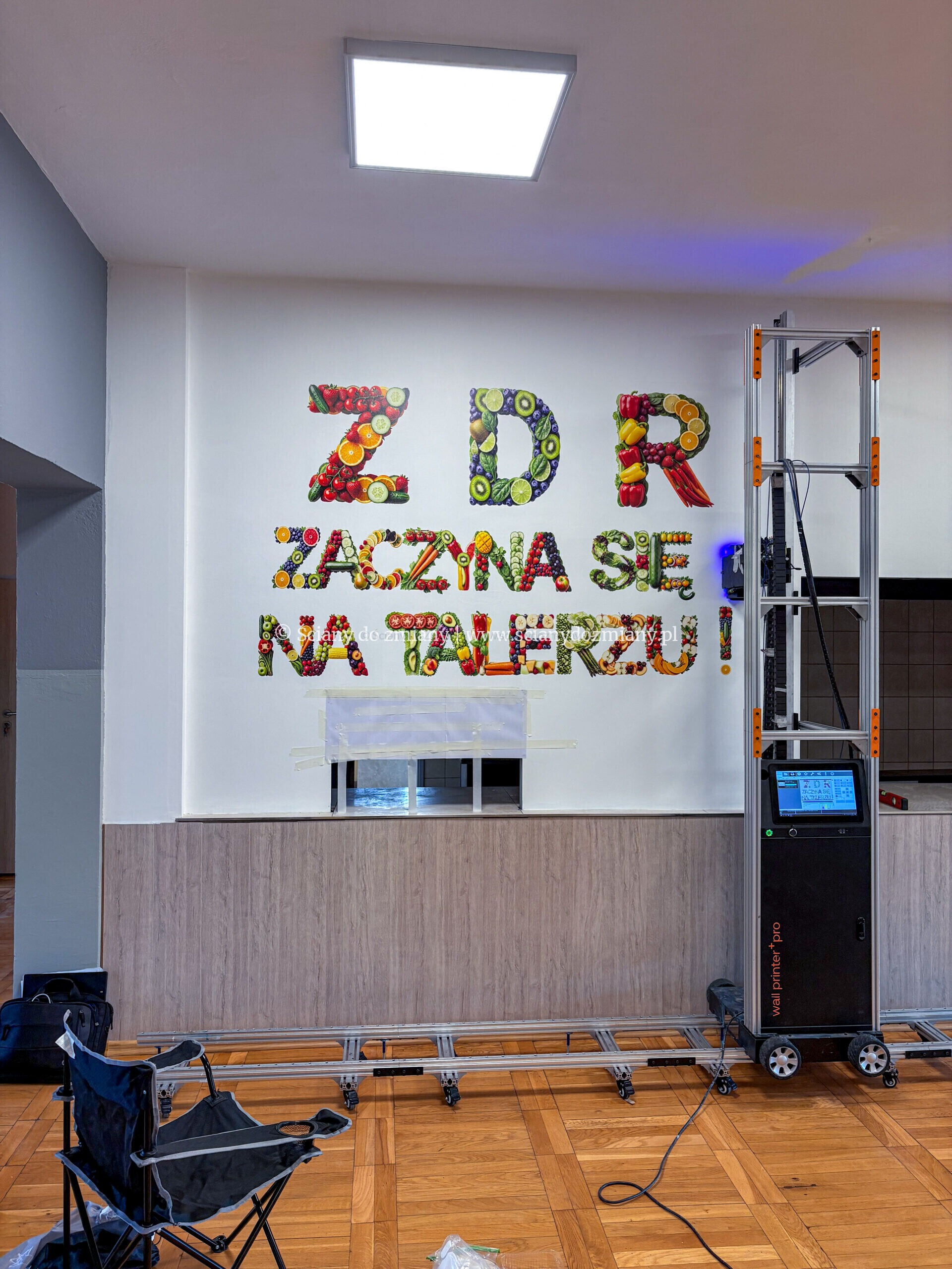 Druk napisu na ścianie szkolnej stołówki