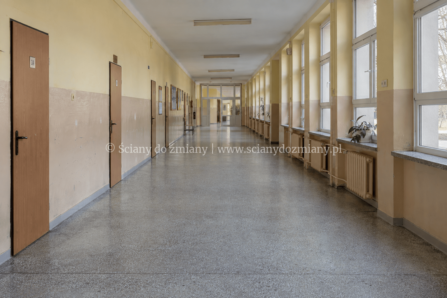 Korytarz szkolny przed malowaniem ścian