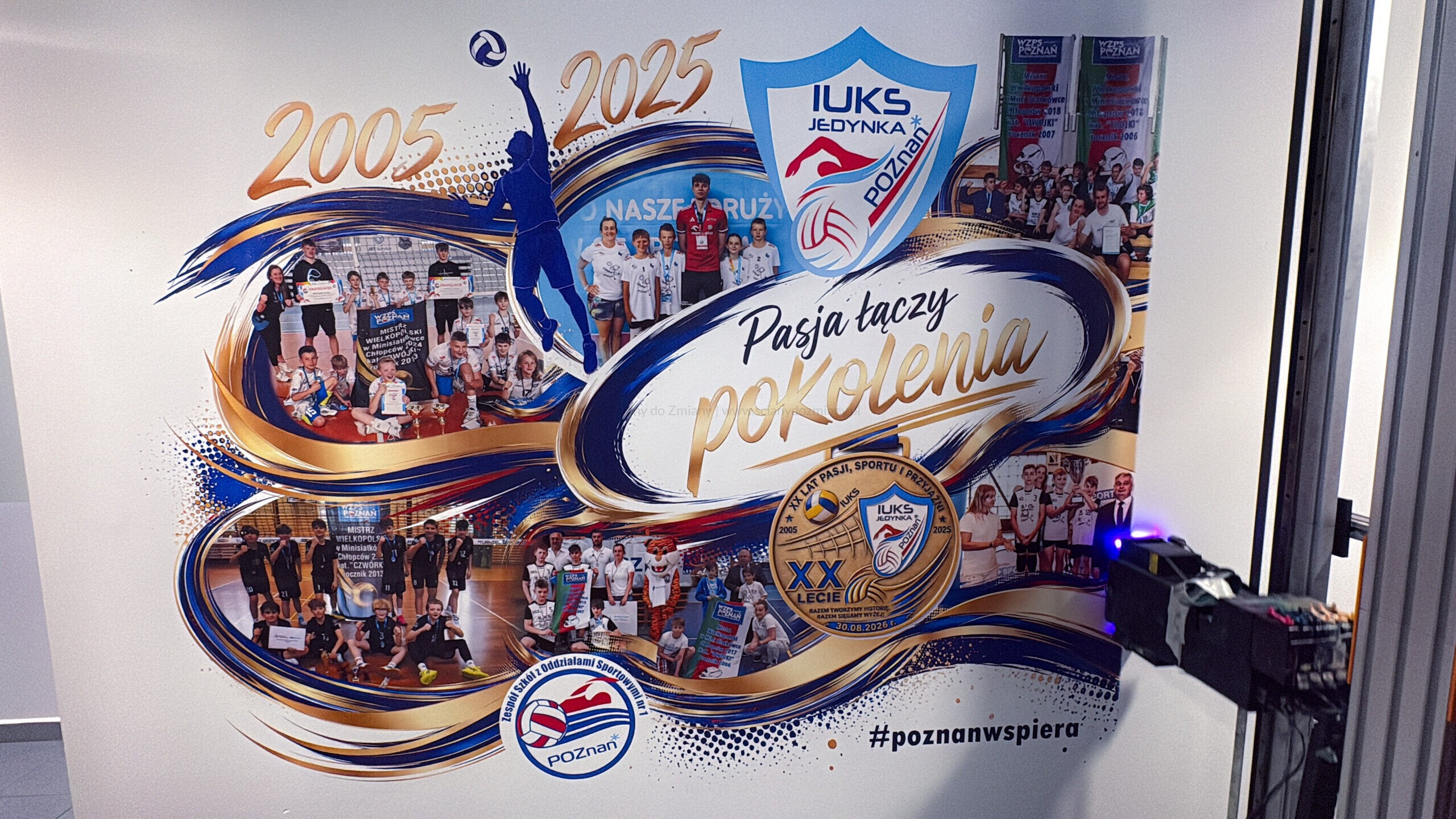 Jubileuszowy mural IUKS Jedynka Poznań wykonany jako druk UV bezpośrednio na ścianie