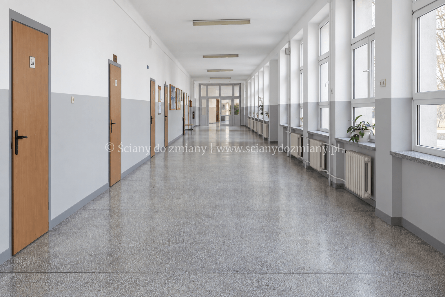 Korytarz szkolny po profesjonalnym malowaniu ścian