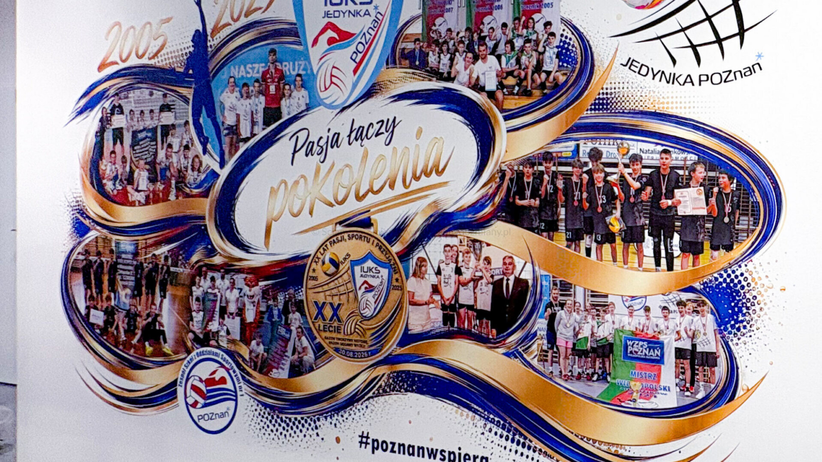 Druk na ścianie w korytarzu IUKS Jedynka Poznań przedstawiający 20 lat historii klubu sportowego