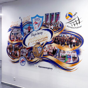 Druk na ścianie w korytarzu IUKS Jedynka Poznań przedstawiający 20 lat historii klubu sportowego