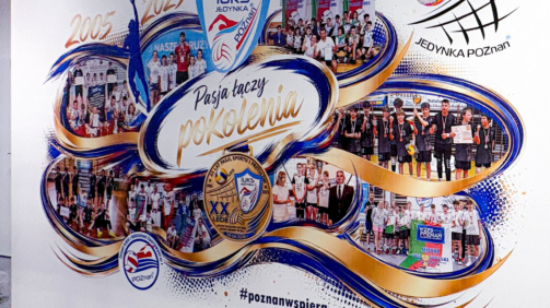 Druk na ścianie w korytarzu IUKS Jedynka Poznań przedstawiający 20 lat historii klubu sportowego
