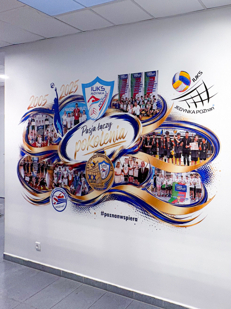 Druk na ścianie w korytarzu IUKS Jedynka Poznań przedstawiający 20 lat historii klubu sportowego