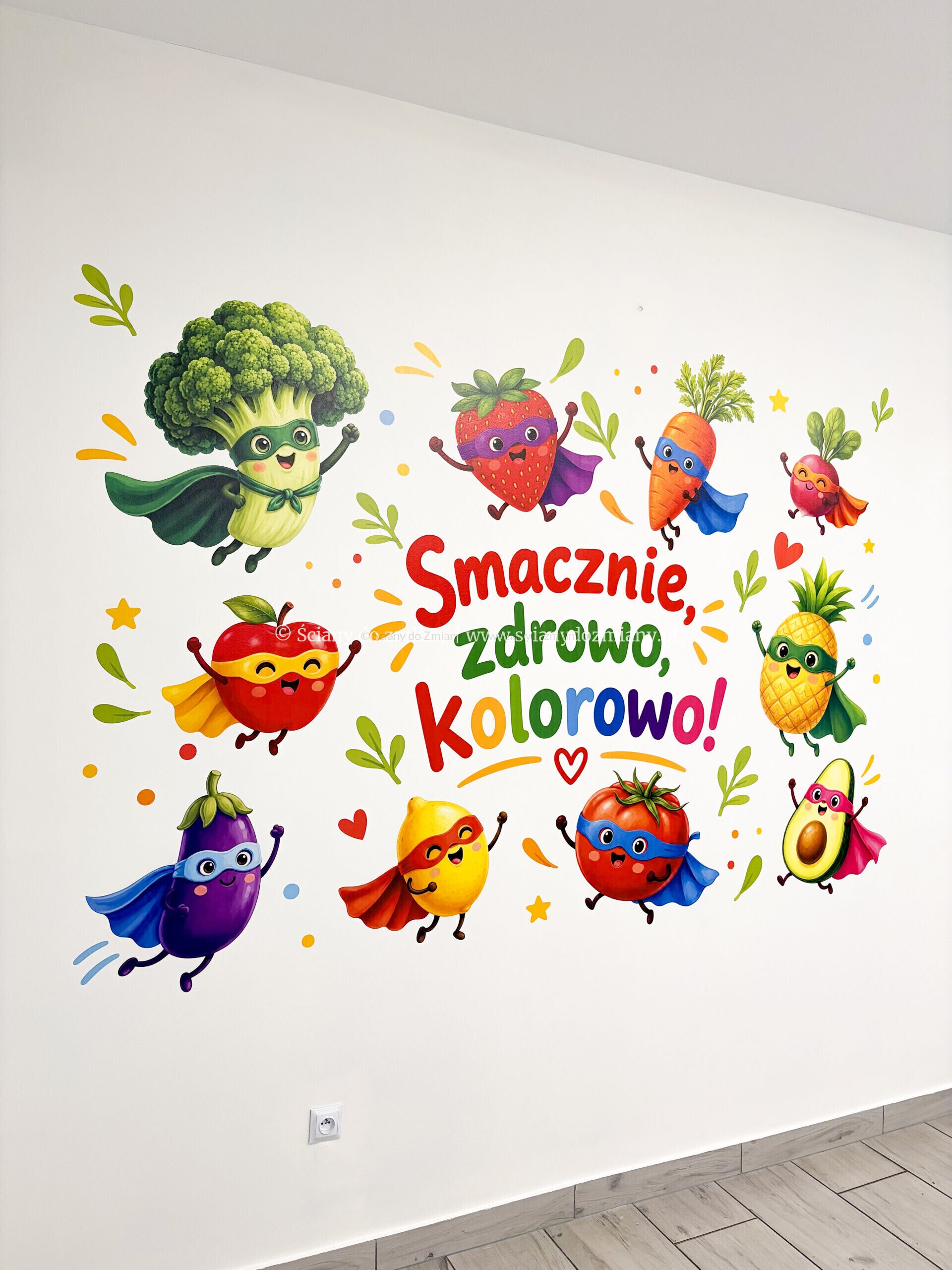 Druk ścienny w stołówce SOSW w Jaworze z kolorowymi owocami i warzywami oraz napisem Smacznie, zdrowo, kolorowo