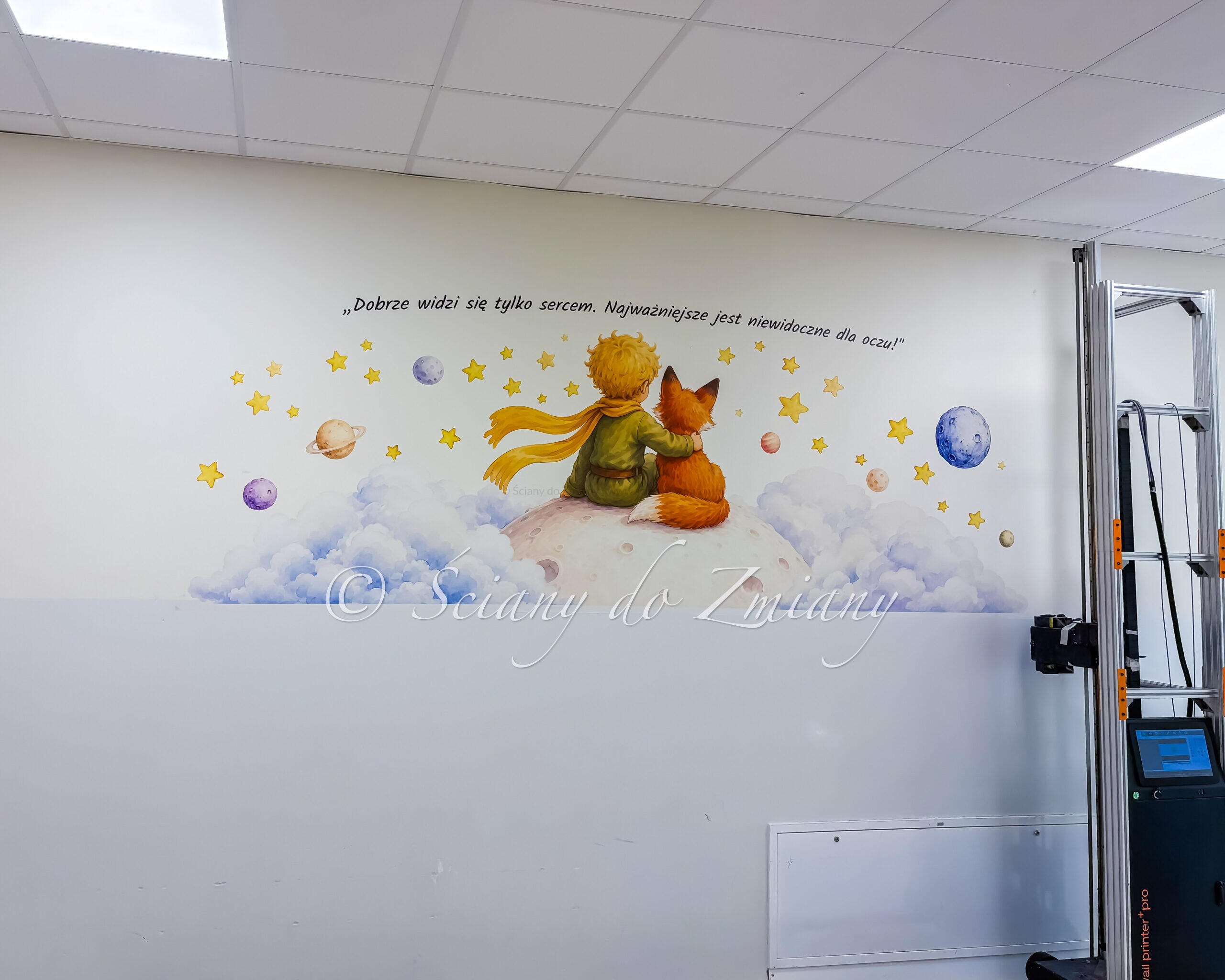 Drukarka ścienna wykonująca druk UV z Małym Księciem i Lisem w szkole w Sadkowie