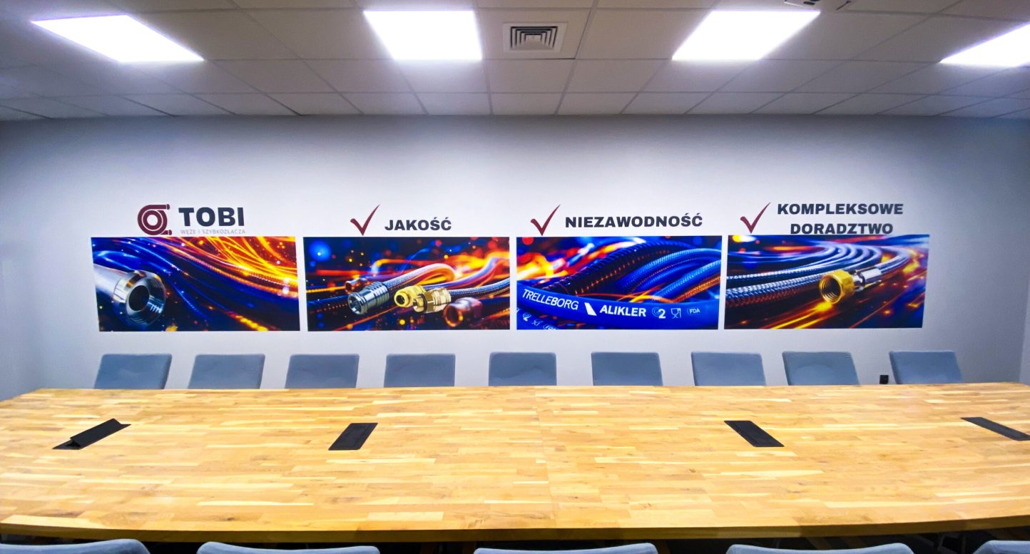 Pełnoformatowy druk ścienny UV w sali konferencyjnej firmy Tobi – grafika techniczna o powierzchni 10 m²